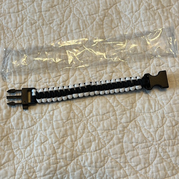 Chicago White SOX ⚾️ Braided Bracelet with Working Compass. New in package! - Picture 5 of 7